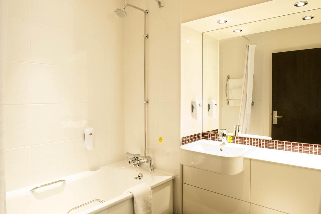 Premier Inn Northampton West - Harpole Room photo