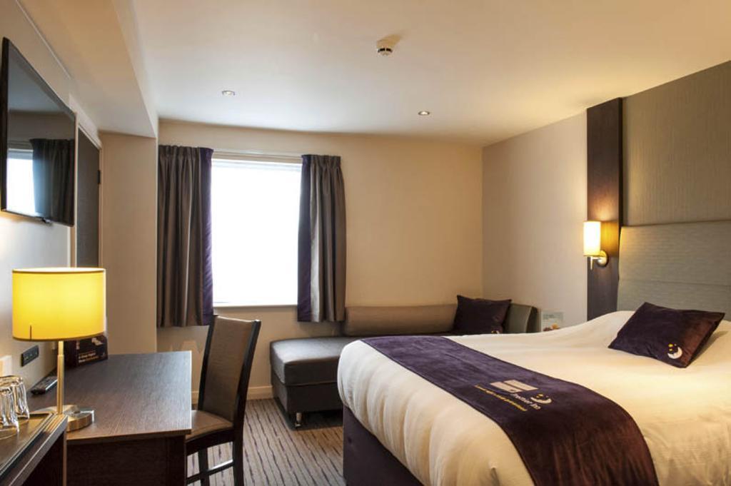 Premier Inn Northampton West - Harpole Room photo