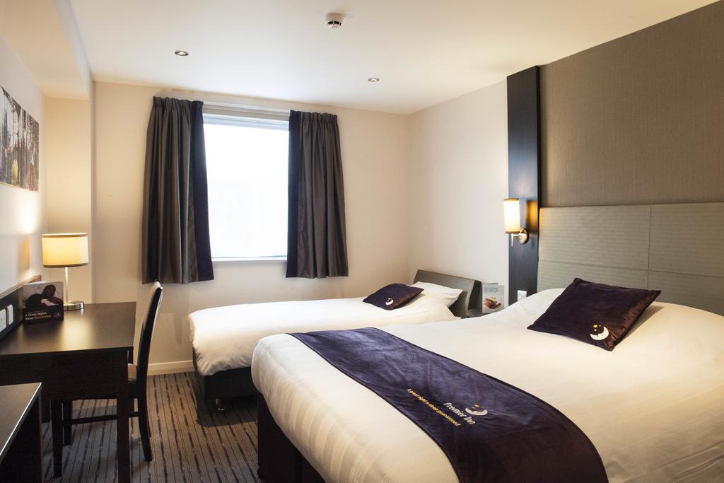 Premier Inn Northampton West - Harpole Room photo